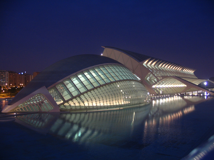 瓦倫西亞的標志性建筑 金屬柱的現(xiàn)代藝術(shù)魅力